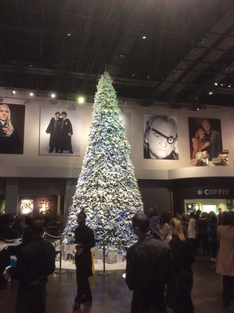 Le grand sapin lors de Hogwarts in the Snow au Warner Bros Studio Tour London: the making of Harry Potter