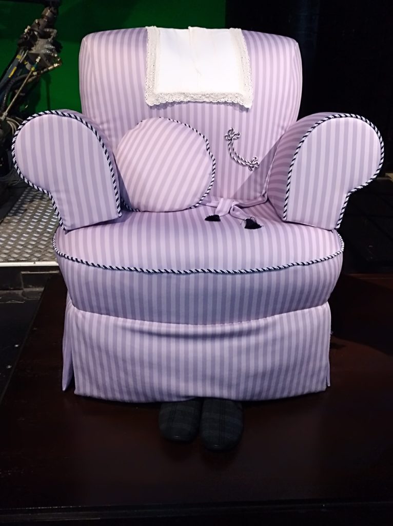 Le costume fauteuil de Horace Slughorn exposé au Warner Bros Studio Tour: The Making of Harry Potter