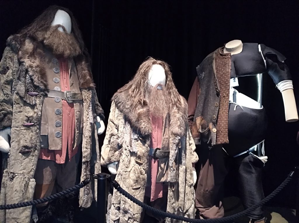 Différents costumes de Hagrid, pour Robbie Coltrane et sa doublure, exposés au Warner Bros Studio Tour: The Making Of Harry Potter
