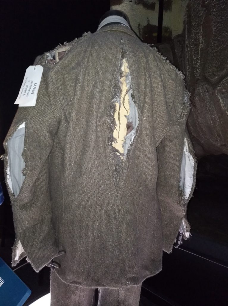 Costume de Remus Lupin après sa transformation en loup-garou dans Harry Potter et le Prisonnier d'Azkaban exposé au Warner Bros Studio Tour London