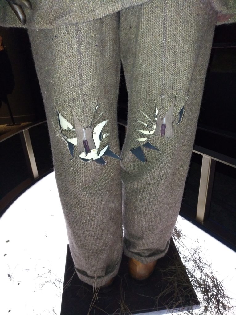 Costume de Remus Lupin après sa transformation en loup-garou dans Harry Potter et le Prisonnier d'Azkaban exposé au Warner Bros Studio Tour London