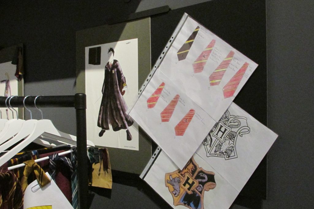 Dessin préparatoire de costumes d'élèves de Poudlard exposés au Warner Bros Studio Tour london