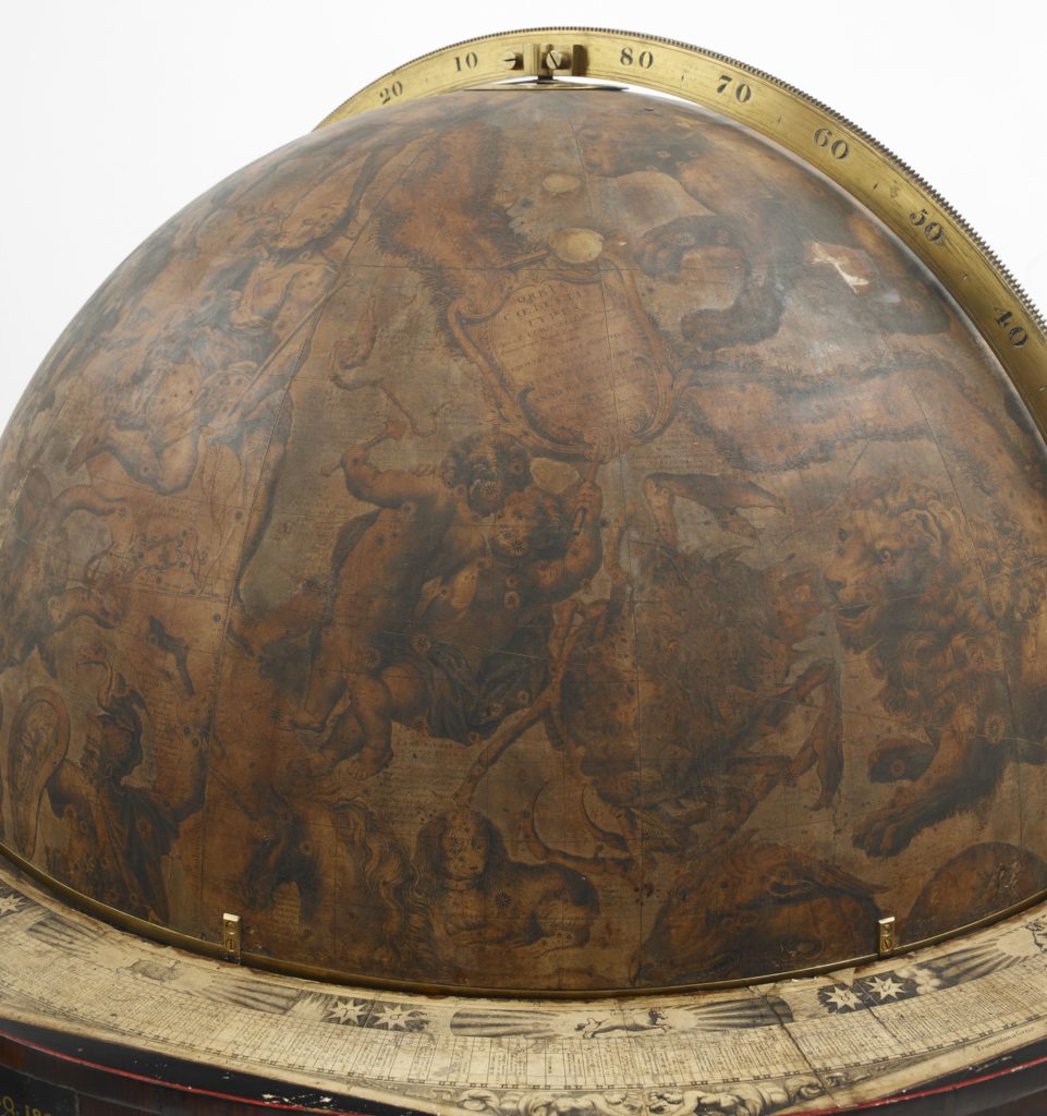 Plan rapproché du globe céleste de l'exposition Harry Potter de la British Library