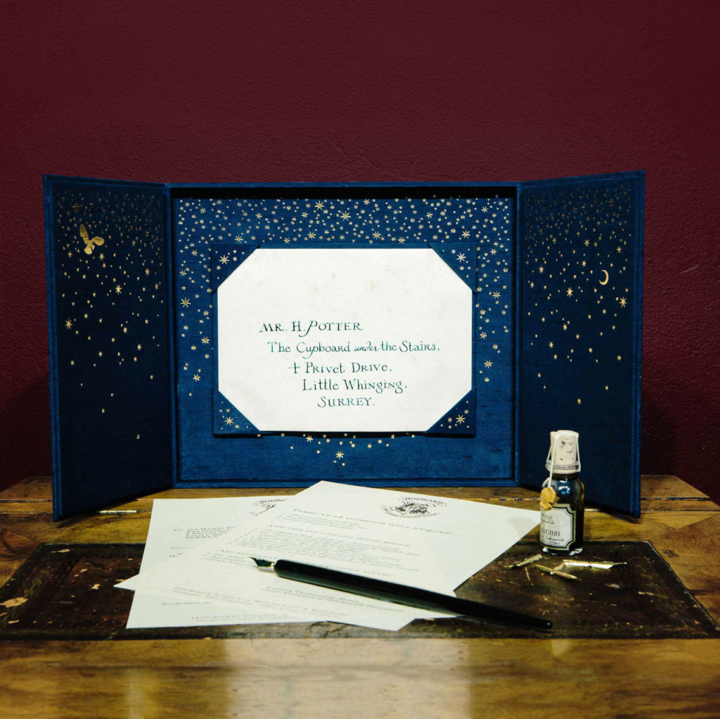 Une réplique authentique de la lettre de Poudlard envoyée à Harry Potter dans les films, reproduite à la main par Minalima, les graphistes de la saga