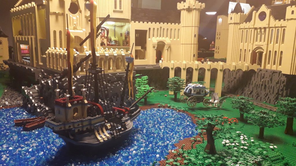 Le bateau de Durmstrang dans le lac noir devant Poudlard en LEGO.