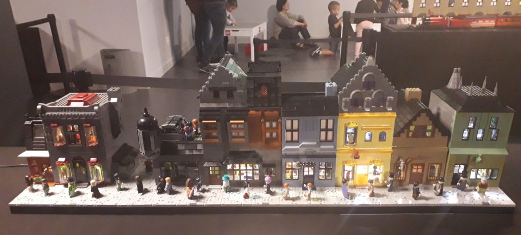 Le Chemin de Traverse représenté en LEGO custom