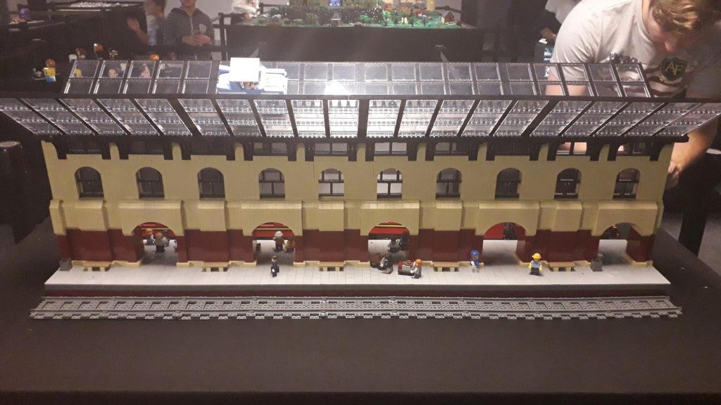 La gare de King's Cross et le quai 9 3/4 représenté en LEGO