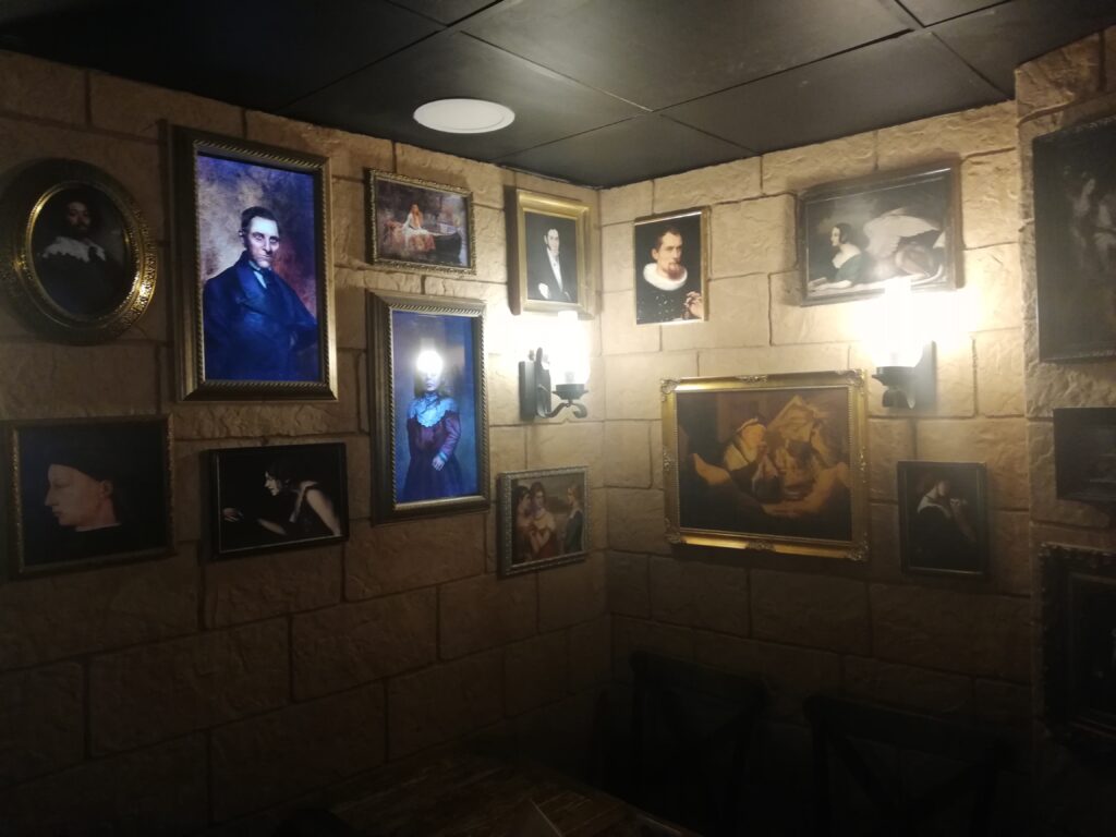 Les tableaux aux murs du Player One