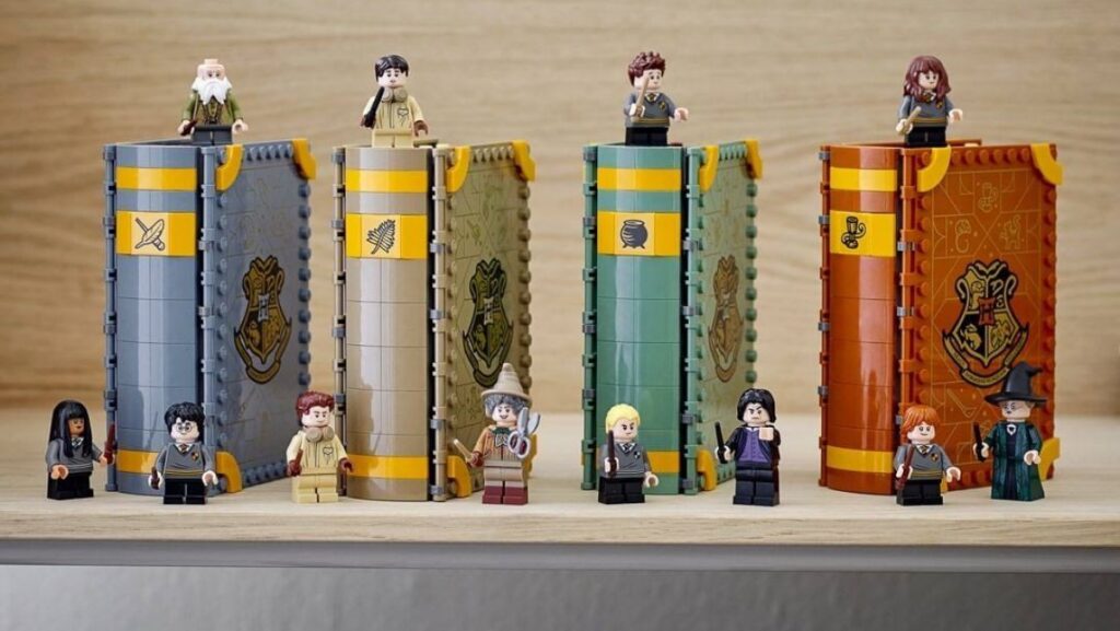 Les “Hogwarts Moments”, des livres Harry Potter en LEGO qui se métamorphosent en salle de classe liées aux quatre maisons de Poudlard