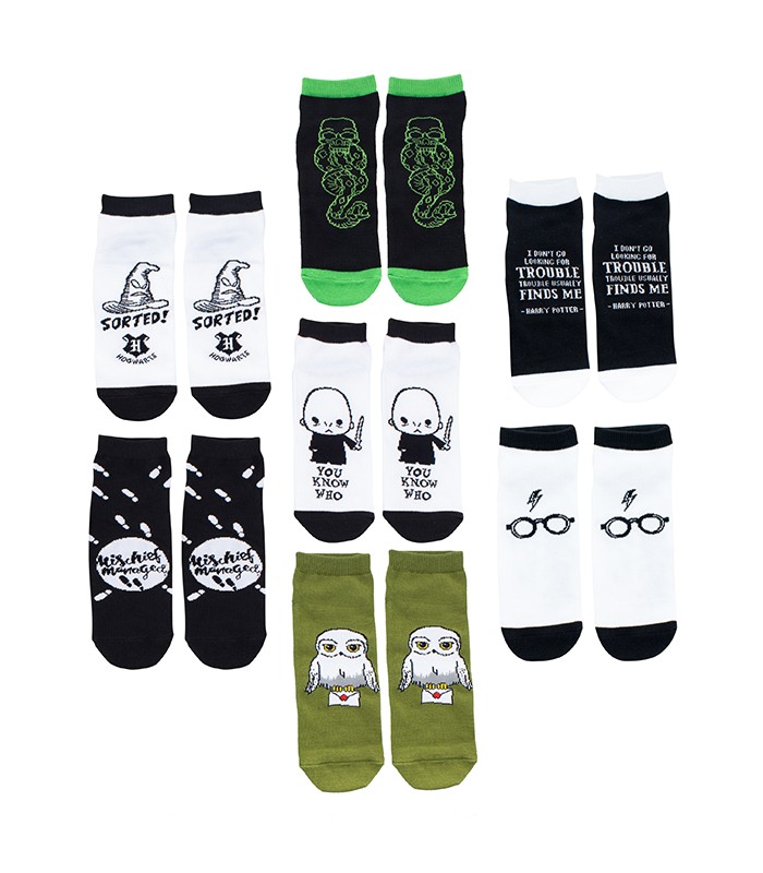 Détail calendrier chaussettes : Choixpeau, inscription et blason noirs sur fond blanc, marque des ténèbres verte sur fond noir, citation "troubles usually finds me" blanche sur fond noir, Chibbi Voldemort noir sur fond blanc, empreintes pas blanches sur fond noir avec citation "Mischief managed" noire dans une bulle centrale blanche, symboles lunettes et éclair noirs sur fond blanc, Hedwige et lettres colorés sur fond vert