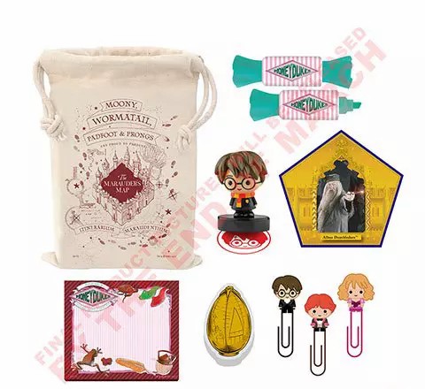 Détail contenu du calendrier Cinereplicas 2021 : pochette imprimée carte d u maraudeur, gommes en forme de bonbons Honeyducks, tampon Harry, gomme oeuf d'or, carte de chocogrenouille Dumbledore, trombones Harry, Ron et Hermione en tenue du bal de Noël