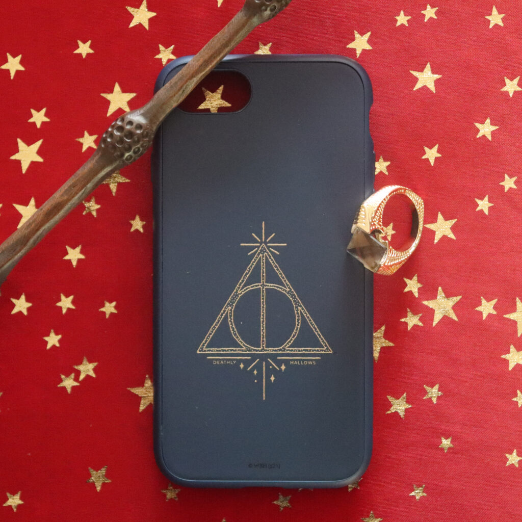 La coque RhinoShield au logo des Reliques de la Mort.